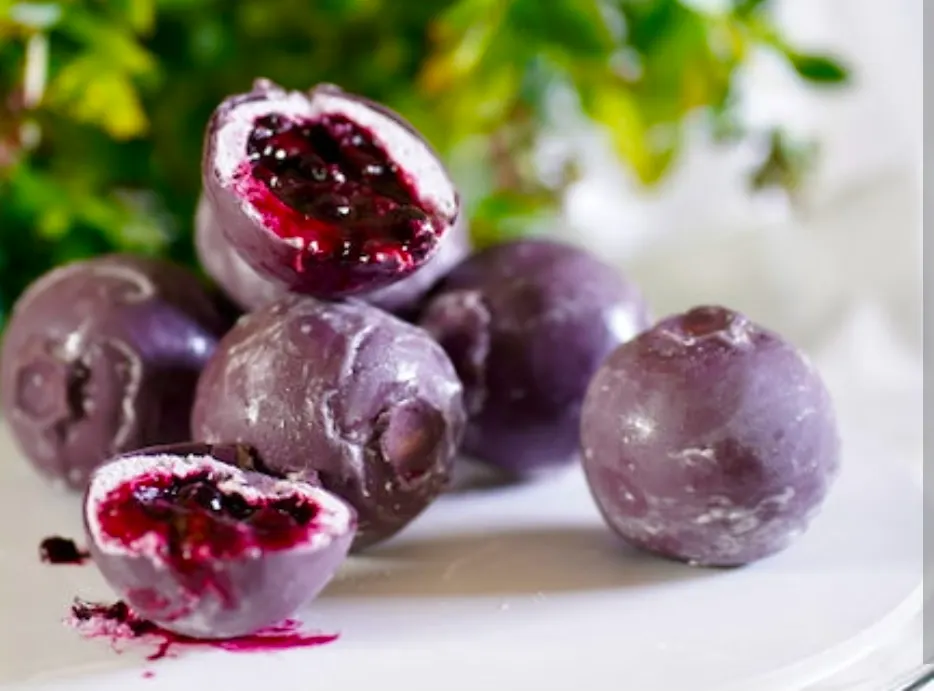 Blueberry trompe-l'œil cut open, dark berry compote